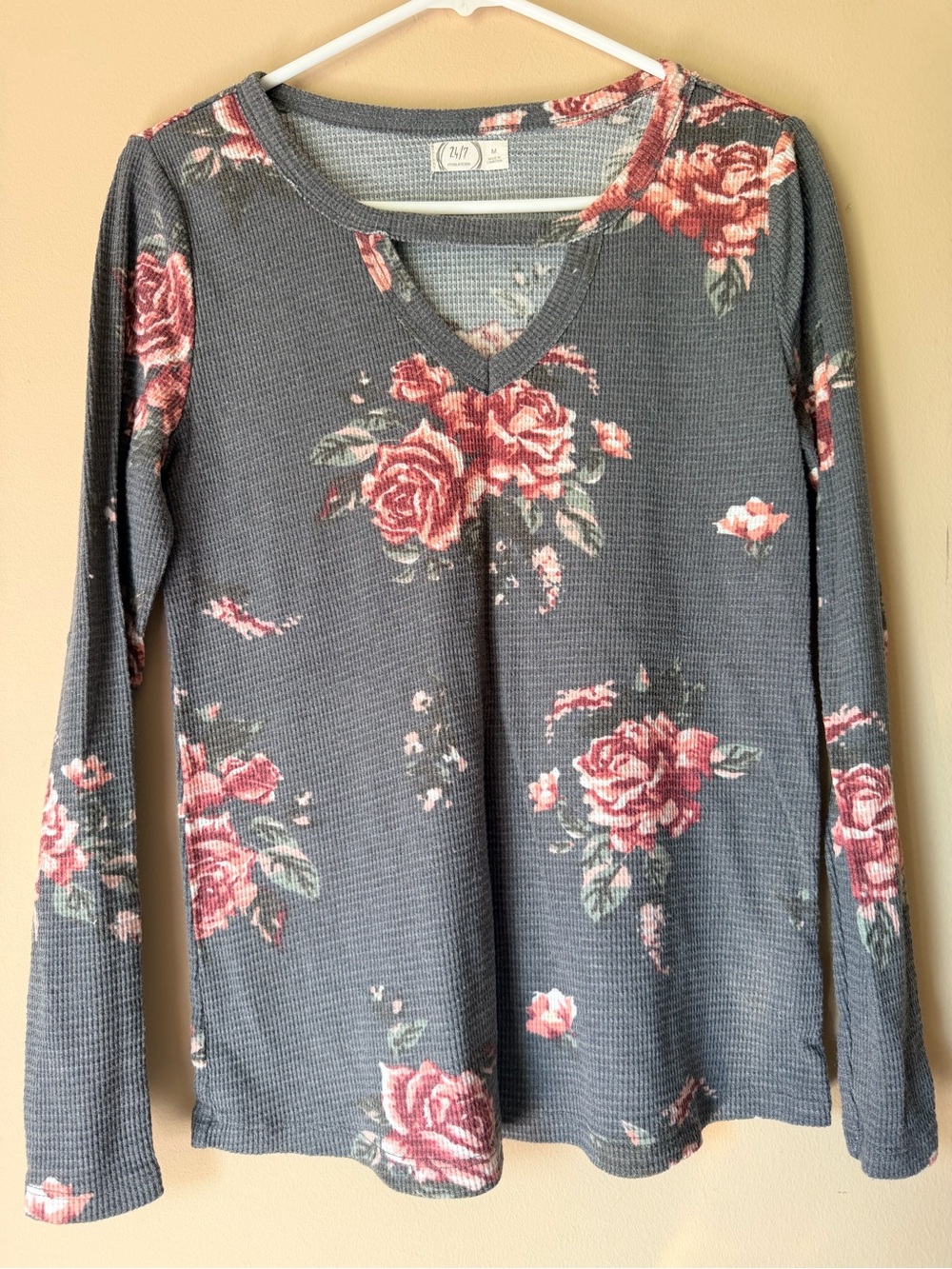 Maurices 24/7 Charcoal Gray Rose Floral Waffle Knit Henley Long Sleeve Top M - Picture 6 of 7